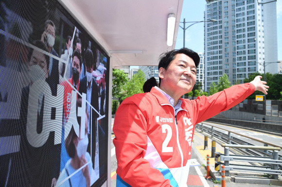 힘차게 손 흔드는 안철수  - 경기 성남분당갑 국회의원 보궐선거에 출마한 안철수 국민의힘 후보가 31일 성남시 분당구에서 차량 유세 중 손을 흔들며 시민들에게 지지를 호소하고 있다.김명국 기자