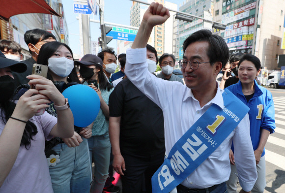 31일 김동연 더불어민주당 경기지사 후보가 경기도 부천 역곡남부역사거리를 방문, 시민들에게 손을 흔들며 인사를 하고 있다.     김명국 기자