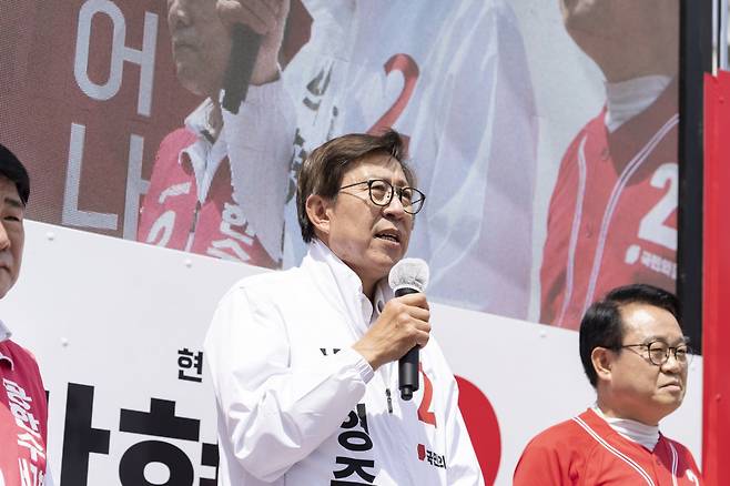 박형준 부산시장 후보가 30일 부산 서구에서 유세를 펼치고, 지지를 호소하고 있다. ⓒ 박형준 후보 캠프 제공
