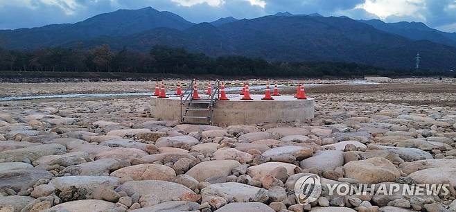 농어촌공사 '가뭄 해결사' 지하수댐 본격 개발  (나주=연합뉴스) 한국농어촌공사가 충남 서부와 경북지역 등의 고질적인 가뭄 해소를 위해 지하수댐 개발에 나선다고 9일 밝혔다.
 지하수댐은 모래, 자갈층이 두껍게 발달한 지역의 지하에 물막이벽을 설치해 지하 수위를 상승시켜 물을 확보하는 시설로 일종의 땅속 저류지다. 사진은 속초시 지하수댐 집수정. 2022.5.9 [한국농어촌공사 제공. 재판매 및 DB 금지] photo@yna.co.kr