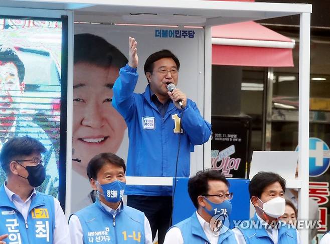 이재영 증평군수 후보 지지 호소하는 윤호중 (증평=연합뉴스) 전창해 기자 = 더불어민주당 윤호중 공동비상대책위원장이 30일 충북 증평군 증평새마을금고 앞에서 이재영 증평군수 후보 지원 유세를 하고 있다. 2022.5.30 jeonch@yna.co.kr