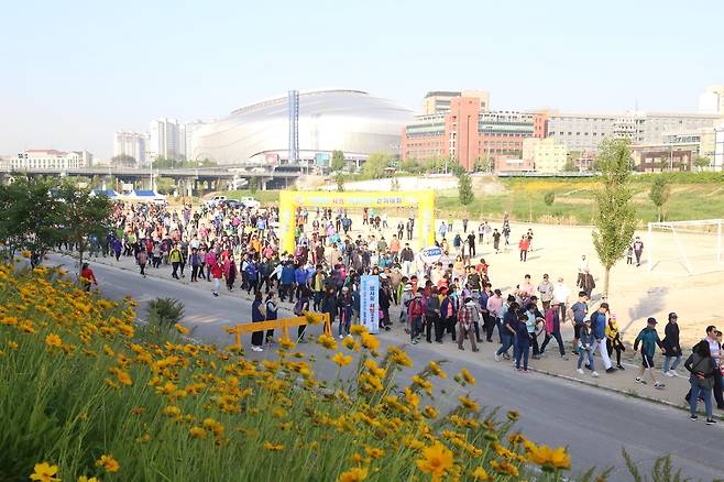 2019년 열린 '안양천사랑 가족건강 걷기대회' [서울 구로구 제공. 재판매 및 DB 금지]