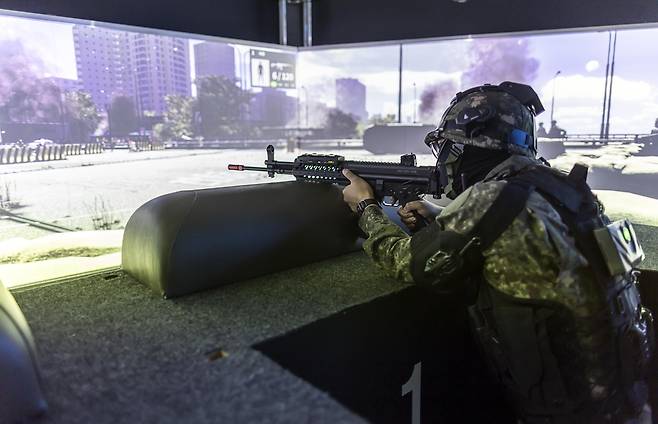 VR 영상모의사격장 사격 훈련     (서울=연합뉴스) 윤동진 기자 = 지난 30일 서울 서초 과학화 예비군훈련장의 가상현실(VR) 영상모의사격장에서 조교가 사격 시범을 보이고 있다. 2022.5.31
    mon@yna.co.kr