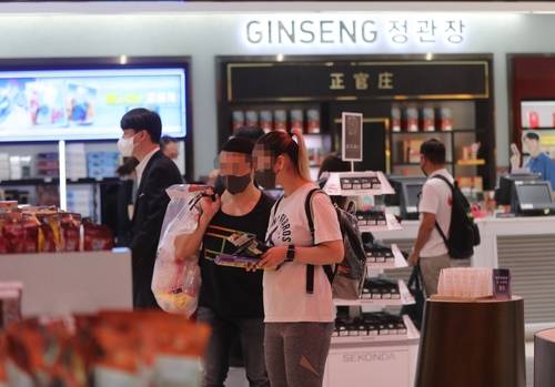 면세점 둘러보는 외국인 [촬영 박성제]