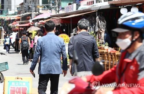 손실보전금 신청 둘째날 (서울=연합뉴스) 이재희 기자 =  서울 시내에서 영업 중인 상점 모습. 2022.5.31 scape@yna.co.kr