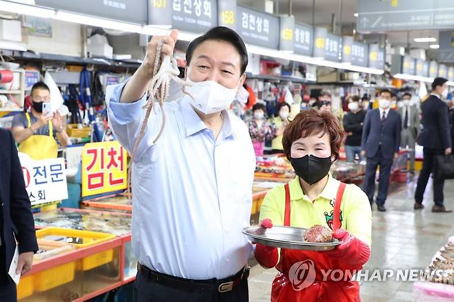 낙지 들어보이는 윤석열 대통령 (부산=연합뉴스) 안정원 기자 = 윤석열 대통령이 31일 부산 중구 자갈치 시장을 방문, 낙지를 들어보이고 있다. 2022.5.31 [대통령실통신사진기자단] jeong@yna.co.kr