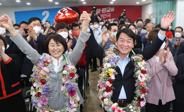 안철수 국민의힘 성남 분당갑 후보가 제8회 전국동시지방선거 투표일인 1일 오후 경기 성남시 분당구 야탑역 인근에 위치한 선거사무소에서 당선이 확실하자 환호하고 있다. 사진=뉴스1