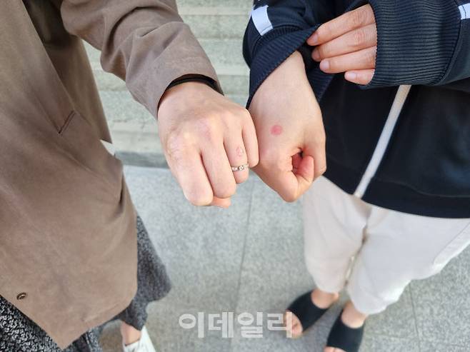 제8회 전국동시지방선거 본투표 당일인 1일 투표를 마친 유권자들이 빨간색 기표 도장이 찍힌 손등을 보이며 투표 ’인증샷’을 찍고 있다.(사진=이수빈 기자)