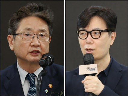 1일 개막한 서울국제도서전 현장을 찾은 박보균(왼쪽) 문체부 장관과 소설가 김영하(사진=문체부·출협 제공).