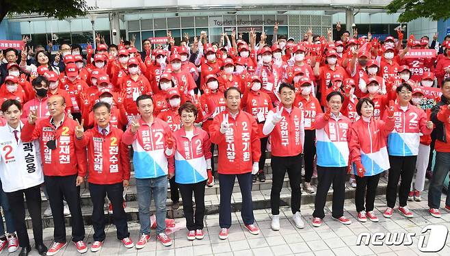 주기환 국민의힘 광주시장 후보가 19일 광주역 광장에서 국민의힘 소속 구청장, 지방의원 후보들과 함께 필승캠프 출정식을 갖고 승리를 다짐하고 있다.(주기환 선거사무소 제공)2022.5.19/뉴스1 © News1