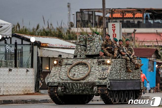 14일(현지시간) 레바논 군인들이 북부 도시 트리폴리에서  장갑차를 타고 있다. (본문과 관련없음) 2022.05.14 © AFP=뉴스1 © News1 정윤미 기자