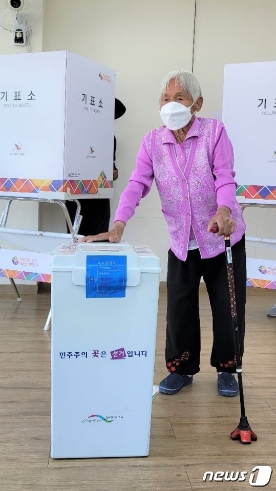 충북 옥천군 최고령자인 이용금 할머니가 투표소에서 투표하고 있다.© 뉴스1