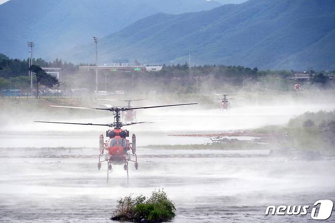 1일 오전 경남 밀양시 부북면 산불현장에서 산불진화헬기들이 물을 담수하고 있다. (산림청 제공) 2022.6.1/뉴스1