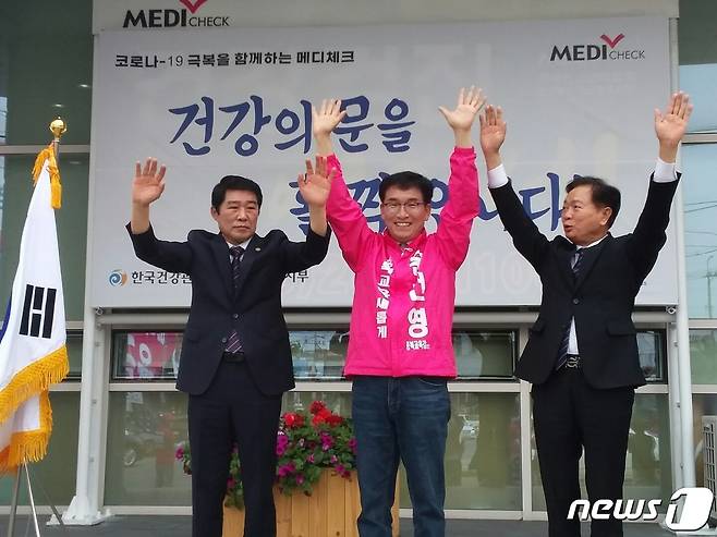 방송3사 출고조사서 1위로 예측된 윤건영 충북교육감 후보.© 뉴스1