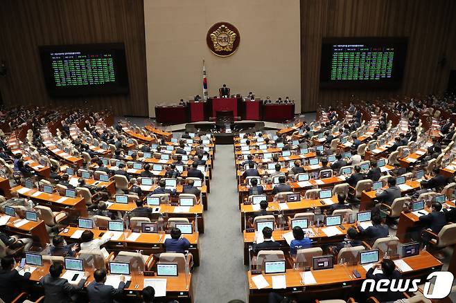 29일 국회에서 열린 제 397회 4차 본회의에서 자동차 관리법 일부개정 법률안이 통과 되고 있다. (공동취재) 2022.5.29/뉴스1 © News1 허경 기자