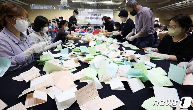 제8회 전국동시지방선거 개표가 시작된 1일 저녁 세종시 정부세종청사 체육관 개표소에서 세종시선관위 직원 및 개표사무원들이 투표용지를 분류하고 있다.2022.6.1/뉴스1 © News1 김기남 기자