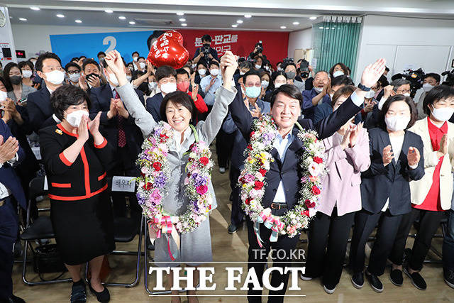 국회의원 재보궐 선거에서 당선이 확실시 된 안철수 국민의힘 성남 분당갑 후보가 1일 오후 경기도 성남시 분당구 선거사무소에서 축하 꽃다발을 목에 걸고 배우자 김미경씨와 함께 손을 들어 인사하고 있다. /성남=이선화 기자