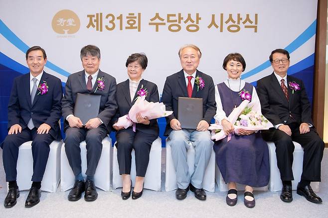 지난달 31일 열린 '제31회 수당상 시상식'에서 김윤 수당재단 이사장, 오생근 서울대 명예교수 내외, 이성환 고려대 교수 내외, 진정일 수당상 운영위원장(왼쪽부터). /삼양그룹