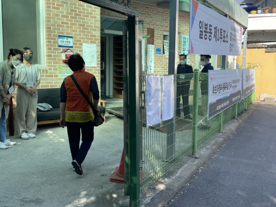 1일 오전 8시 30분 쯤 천안 동남구 일봉경로당에 설치된 투표소에 한 시민이 들어가고 있다. 사진=박하늘 기자