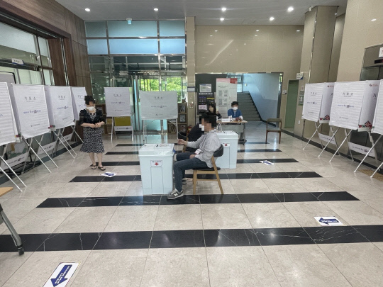 1일 오전 9시 쯤 한산한 천안시 신방동 제10투표소. 한 시민이 투표함으로 걸어오고 있다. 사진=박하늘 기자
