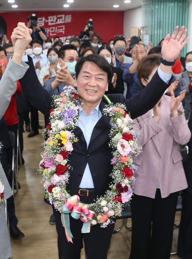 안철수 국민의힘 성남 분당갑 후보가 제8회 전국동시지방선거 투표일인 1일 오후 경기 성남시 분당구 야탑역 인근에 위치한 선거사무소에서 당선이 확실시 되자 꽃다발을 목에 걸고 환호하고 있다. 2022.06.01. 경기사진공동취재단