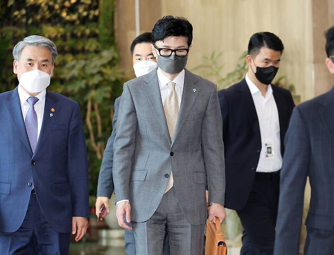 한동훈 법무부 장관이 31일 정부서울청사에서 세종청사와 영상으로 연결해 열린 국무회의를 마치고 청사를 나서고 있다. 연합뉴스