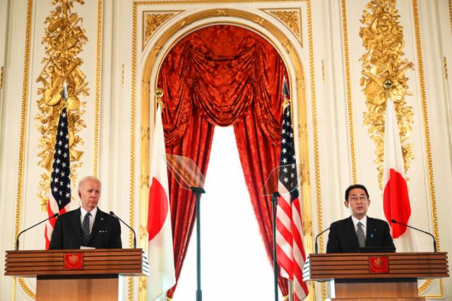 조 바이든 미국 대통령과 기시다 후미오 일본 총리가 지난달 23일 일본 도쿄 모토아카사카의 영빈관에서 양자회담을 마치고 기자회견을 하고 있다. AFP 연합뉴스