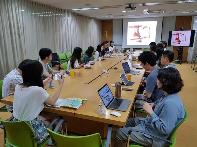 경험공유살롱 '리뷰빙자리뷰'가 열리고 있는 현장. 3년 동안 58회 열린 이 커뮤니티 행사엔 1,000여 명의 사람들이 참여했다. 록담 백영선 제공