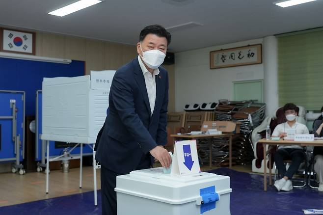 제8회 전국동시지방선거 날인 오늘(1일) 투표소를 찾아 기표한 투표용지를 상자에 넣고 있는 구만섭 제주자치도지사 권한대행