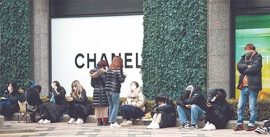 명품을 사려고 백화점 등 매장 개점 전부터 기다리다 문이 열리면 달려가 구매하는 ‘오픈런’을 위해 줄을 선 소비자들. [뉴시스]