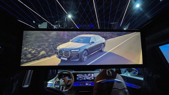 BMW코리아가 11월 선보일 i7은 뒷좌석에 31.3인치 스크린을 설치해 차내에서 영화관처럼 화면을 감상할 수 있다. [사진 BMW코리아]