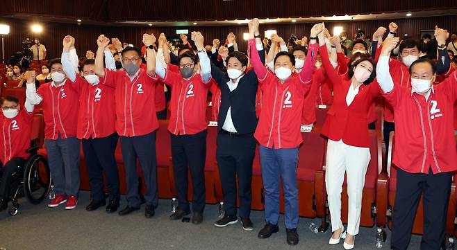 Election campaign committee officials with the ruling People Power Party cheer in joy upon seeing exit poll results announced at 7:30 p.m. Wednesday. (Joint Press Corps)