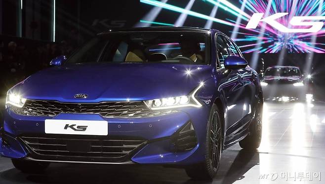 기아자동차가 12일 오전 서울 광진구 광장동 워커힐에서 '3세대 K5' 출시 행사를 진행하고 있다.  3세대 'K5'의 가격(개별소비세 3.5% 기준)은 가솔린 2.0 모델 2351만~3063만원, 가솔린 1.6 터보 모델 2430만~3141만원, LPi 일반 모델 2636만~3058만원, 하이브리드 2.0 모델 2749만~3335만원이다 /사진=김창현 기자 chmt@