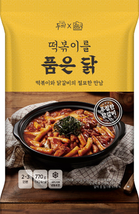 떡볶이 무한리필 프랜차이즈 두끼의 가정 간편식 브랜드 밀앤쿡이 야외 활동 시즌에 맞춰 선보인 '떡볶이를 품은 닭(이하 떡품닭)'가 색다르다. (두끼 제공)