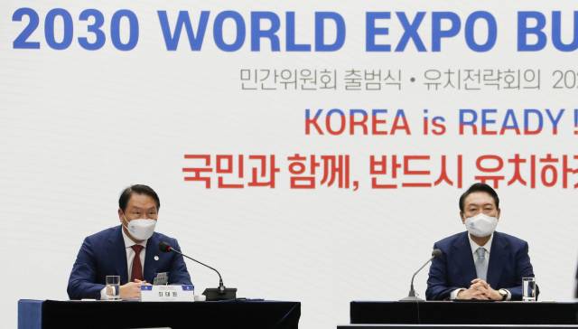 최태원(왼쪽) 대한상의 회장이 윤석열 대통령과 한 자리에 앉아 지난달 31일 부산 국제전시컨벤션센터에서 열린 부산세계박람회 유치전략회의에서 발언하고 있다. 사진제공=대한상의