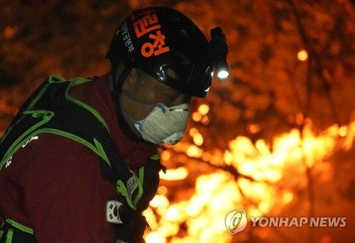 산림청 산림항공본부 소속 공중진화대원들이 31일 경남 밀양시 부북면 일원에서 방어선을 구축하며 야간 산불을 진화 하고 있다. 사진=산림청