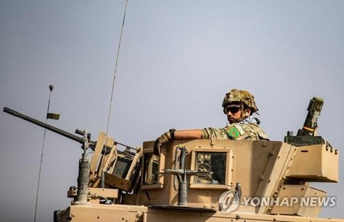 철수명령에 대한 항의표시로 쿠르드 여성민병대 마크를 부착하고 철수하는 미군  [AFP 연합뉴스 자료사진. 재판매 및 DB 금지]