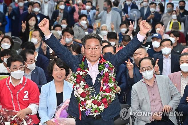 꽃목걸이 받은 유정복 인천시장 후보 (인천=연합뉴스) 6·1 지방선거가 시행된 1일 오후 국민의힘 유정복 인천시장 후보가 득표율에서 경쟁자 더불어민주당 박남춘 후보를 크게 앞서자 인천시 미추홀구 자신의 선거사무소에서 꽃목걸이를 받고 환호하고 있다. 2022.6.1 [인천사진공동취재단] tomatoyoon@yna.co.kr