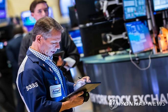 NYSE 입회장에 트레이더의 모습