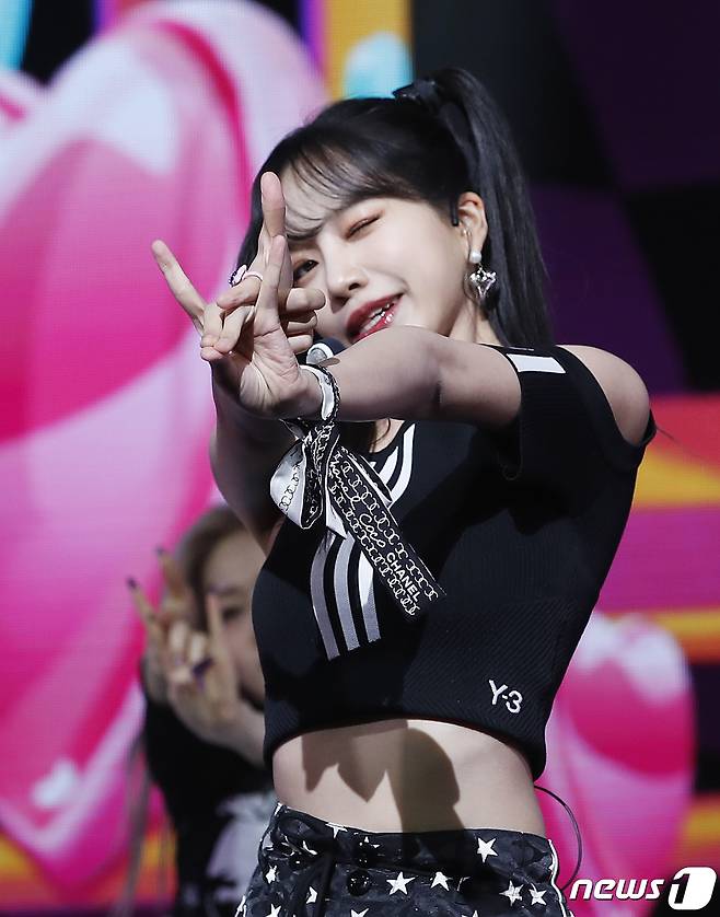 가수 조유리가 2일 오후 서울 광진구 광장동 예스24 라이브홀에서 가진 미니 1집 ‘오프스 넘버 22 와이 왈츠(Op.22 Y-Waltz : in Major)’ 쇼케이스에서 타이틀곡 ‘러브 쉿!’을 선보이고 있다. 2022.6.2/뉴스1 © News1 권현진 기자