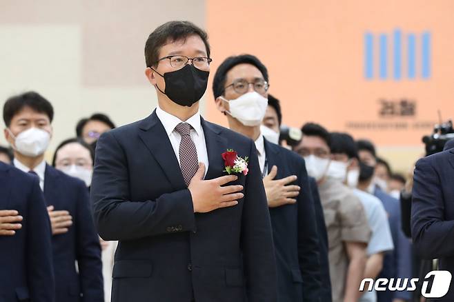 송경호 서울중앙지검장이 5월23일 오전 서울 서초구 서초동 서울중앙지방검찰청에서 열린 취임식에서 국민의례를 하고 있다. 2022.5.23/뉴스1 © News1 이광호 기자