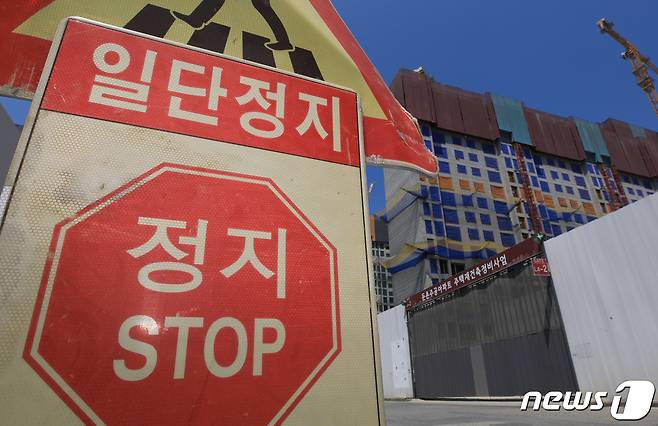 서울 강동구 둔촌주공 재건축 단지가 공사가 중단된 채 방치되고 있다. © News1 구윤성 기자