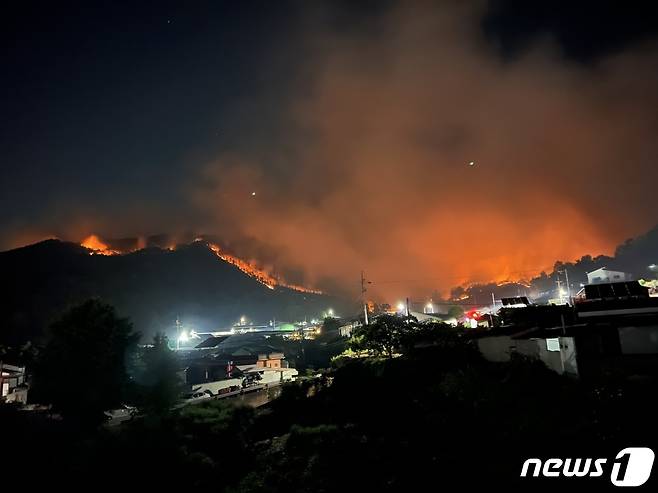 사흘째 계속되고 있는 밀양 산불의 불길이 산등성이를 따라 타고 있다(경남소방본부 제공)© 뉴스1