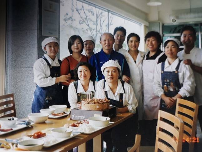 한 조리사 생일 때 함께 초를 불었던 박항서 당시 대표팀 코치. 제공 | 신현경 영양사