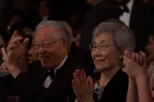 2019년 골든글로브 시상식에 참석한 산드라 오 부모. 산드라 오는 이날 시상식에서 수상소감 도중 한국어로 “엄마, 아빠 사랑해요”라고 말했다.