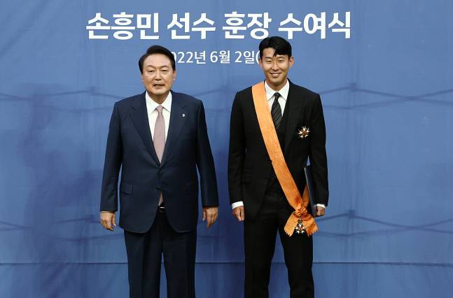 윤석열 대통령이 2일 오후 서울월드컵경기장에서 아시아 선수 최초로 잉글랜드 프로축구 프리미어리그 득점왕에 오른 손흥민에게 체육훈장 가운데 최고 등급인 청룡장을 수여한 후 기념촬영을 하고 있다.연합뉴스