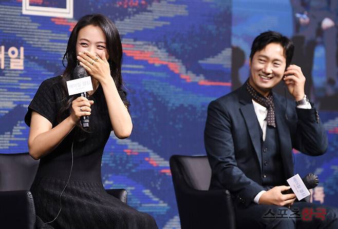 영화 '헤어질 결심' 배우 탕웨이, 박해일. ⓒ이혜영 기자 lhy@hankooki.com