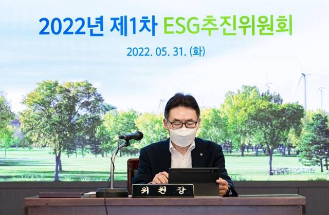 5월 31일 개최된 ESG추진위원회에서 김춘안 농업·녹색금융 부문 부행장 겸 위원장이 모두발언을 하고 있다. /NH농협은행 제공