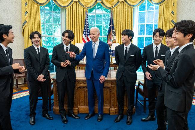 BTS는 5월 31일(현지 시간) ‘아시아·하와이 원주민·태평양 제도 주민(AANHPI) 유산의 달’을 기념해 조 바이든 대통령을 만난 날 테일러블 정장을 입었다. [백악관 공식 트위터 계정]