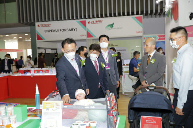 신승관 무역협회 전무(맨 왼쪽), 이동기 코엑스 사장(왼쪽 두 번째), 강명일 주호치민총영사(오른쪽 두 번째)가 한국 수출기업 제품을 둘러보고 있다.